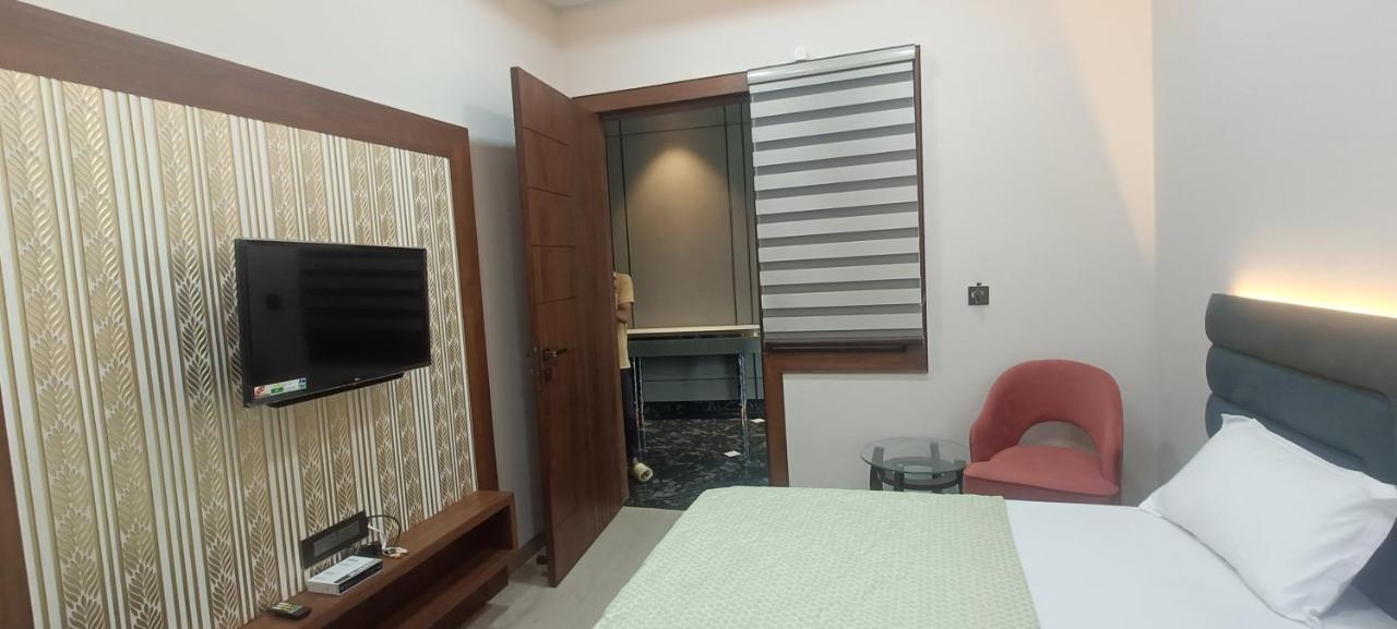 Hotel Sadhana Palace Mathura Dış mekan fotoğraf