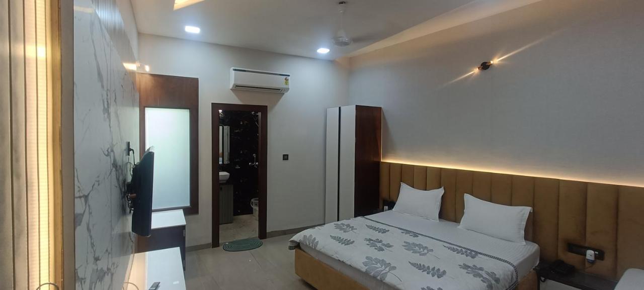 Hotel Sadhana Palace Mathura Dış mekan fotoğraf